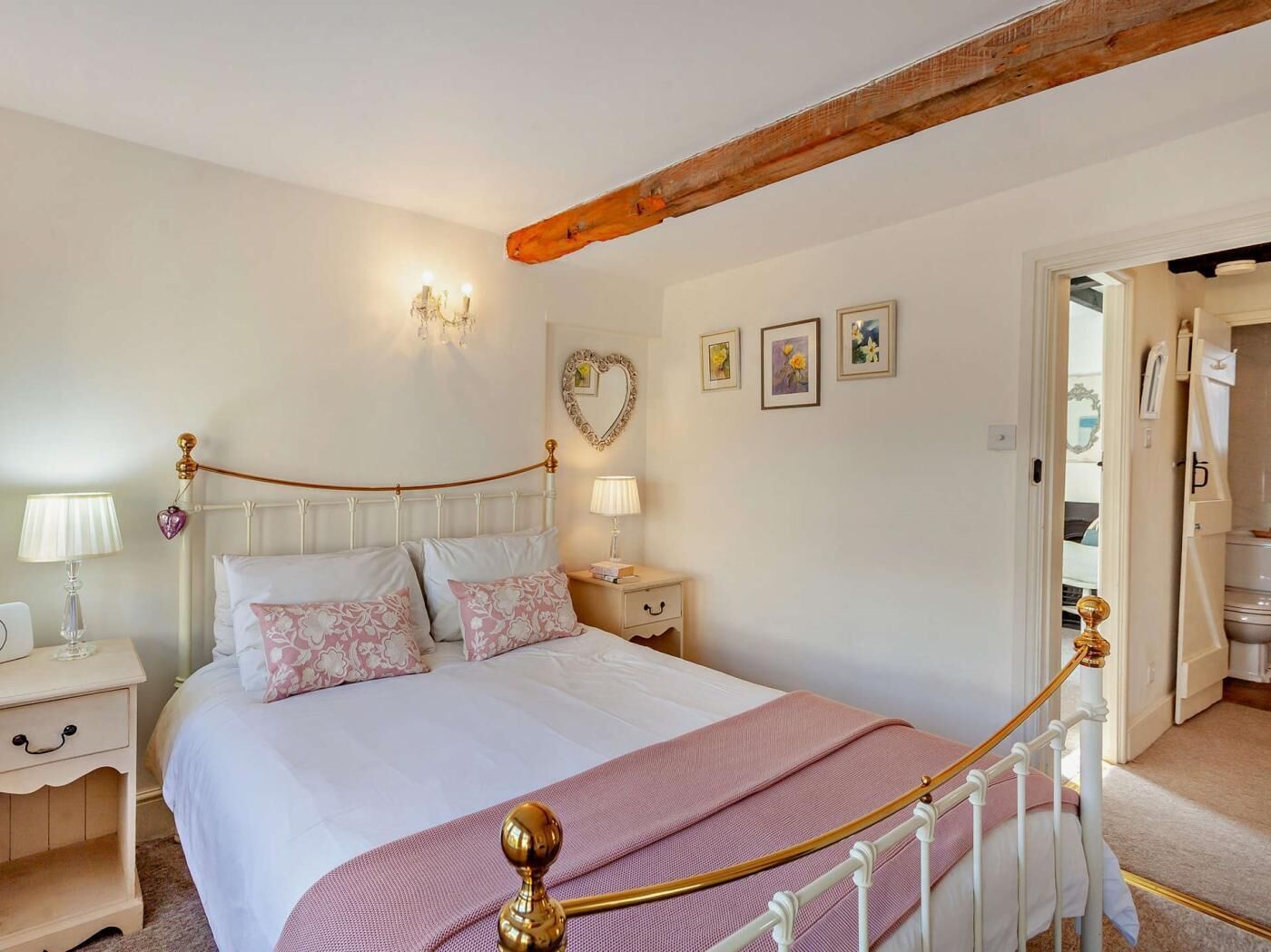 2 bedrooms, travel cot, free WiFi, bed sheets