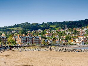 A coastal town with a sandy beach, stone walls, and historic buildings. - 1 Bed in Tiverton (oc-94766) (Bampton)