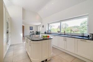 Oven, dishwasher, high chair, cookware/dishes/utensils - 8 Bed in Bridport (oc-53172) (South Poorton)