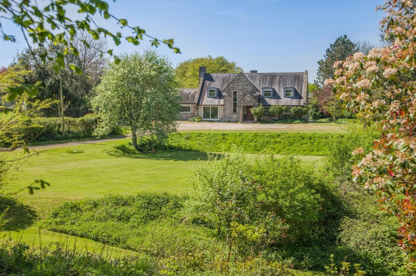 Ein Haus mit großem Rasen und Garten.