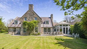 A stone house with a large lawn, a conservatory, and outdoor seating. - 8 Bed in Bridport (oc-53172) (South Poorton)