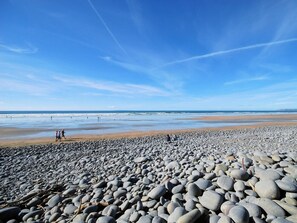 Ein felsiger Strand mit blauem Himmel.