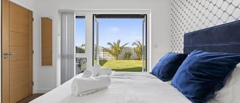 4 bedrooms, travel crib, WiFi (free), bed sheets