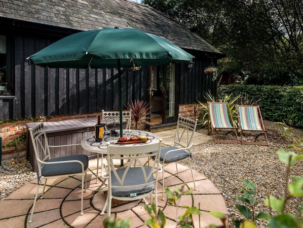 Outdoor dining - 1 Bed in North Gorley (oc-nfl59) (Ellingham, Harbridge and Ibsley)