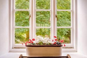 A window with a view of greenery outside. - 1 Bed in Dorchester (oc-dc092) (Winfrith Newburgh)
