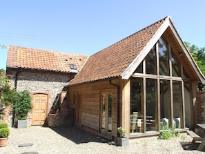 A wooden building with a sloped roof and large windows. - 2 Bed in Holt (oc-ncc39) (Cley next the Sea)
