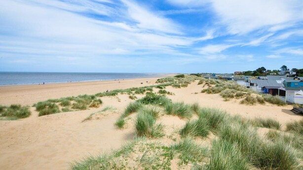 A beach with dunes and beach huts. - 5 Bed in Hunstanton (oc-kt185) (Sedgeford)