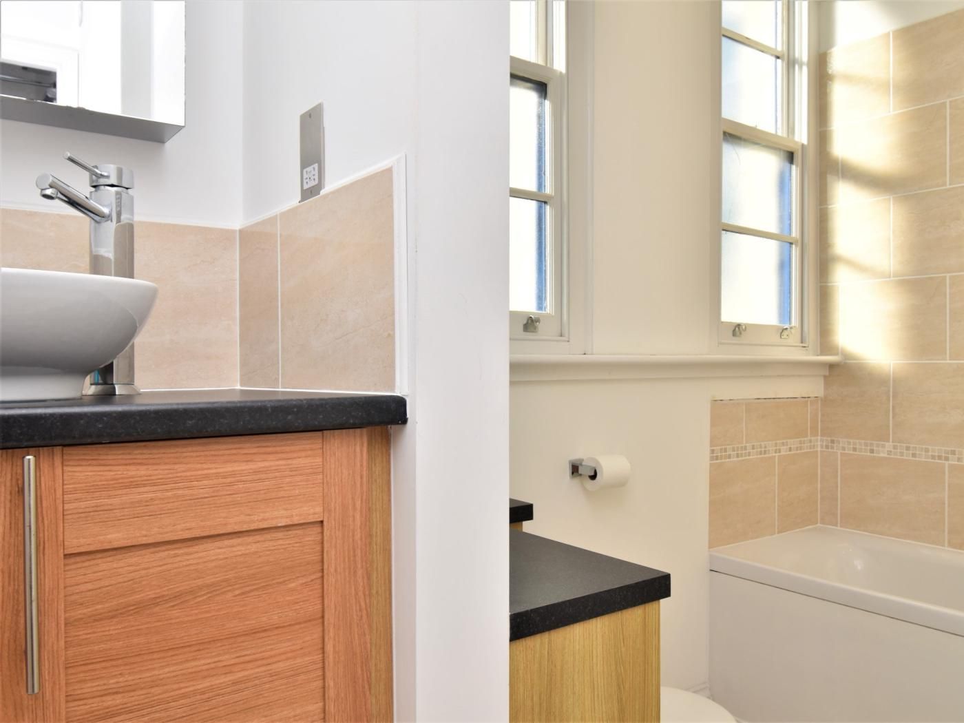 Une salle de bain avec un lavabo, des toilettes et une baignoire.