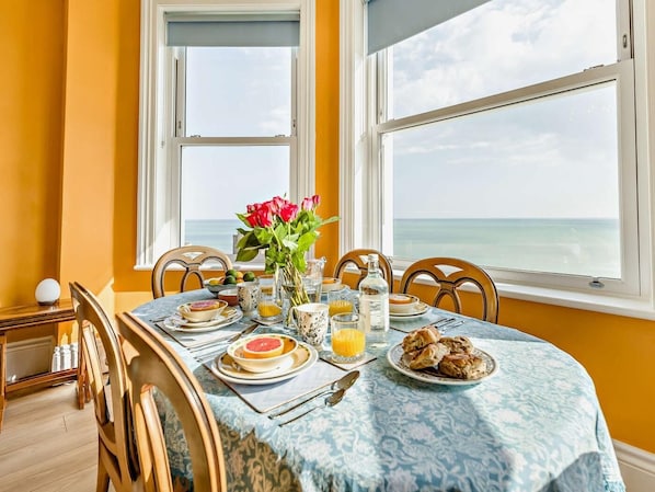 Dining - 2 Bed in St. Leonards -on- Sea (oc-51807) (St Leonards-on-Sea)