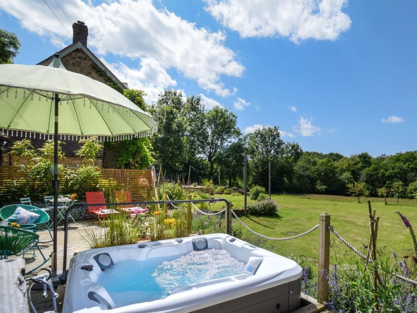 Outdoor spa tub