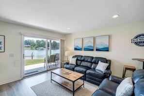 Living area - Lake It Up! Townhome in Waterways Community! (Huddleston)