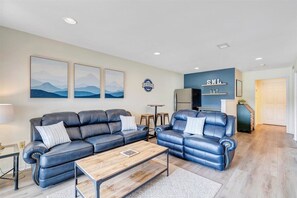 TV - Lake It Up! Townhome in Waterways Community! (Huddleston)
