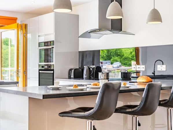 Oven, dishwasher, highchair, cookware/dishes/utensils - 2 Bed in Usk- (oc-88189) (Cwmcarvan)