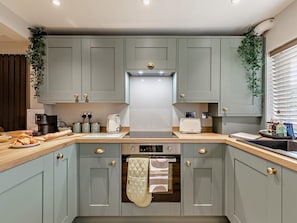 Oven, dishwasher, cookware/dishes/utensils - 2 Bed in Macclesfield (oc-94785) (Bollington)