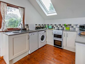 Oven, dishwasher, high chair, cookware/dishes/utensils - 1 Bed in Liskeard (oc-59680) (Saint Keyne)