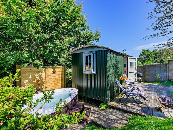 A hot tub, a small shed, and a barbecue area in a backyard. - 1 Bed in Fowey (oc-95015) (Golant)