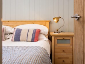 Travel cot, free WiFi, bed sheets - 3 Bed in Seahouses (oc-cn079) (Seahouses)