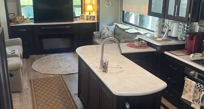 42’ 5th wheel on the beautiful Watauga River in Elizabethton, TN