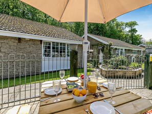Outdoor dining - 2 Bed in Looe (oc-90966) (Trelawne)