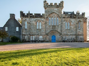 A historic stone building with a prominent entrance, large windows, and a symmetrical facade. - 6 Bed in Kilmarnock (oc-cwing) (Kilmarnock)