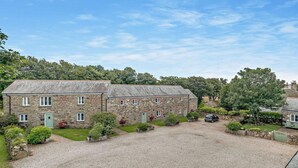 A stone building with multiple windows and a gravel driveway. - 3 Bed in Hayle (oc-fodry) (Saint Erth)