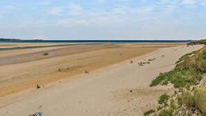 A wide beach with people walking and a clear sky. - 3 Bed in Hayle (oc-fodry) (Saint Erth)