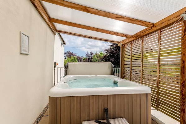 Outdoor spa tub - 1 Bed in Umberleigh (oc-55322) (High Bickington)