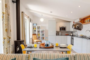 Oven, dishwasher, cookware/dishes/utensils - 1 Bed in Umberleigh (oc-55322) (High Bickington)