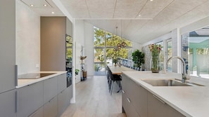 Wasserkocher mit Kaffee-/Teezubehör, Kühlschrank, Mikrowelle, Ofen