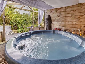 Outdoor spa tub - 1 Bed in Penzance (oc-92232) (Lamorna)