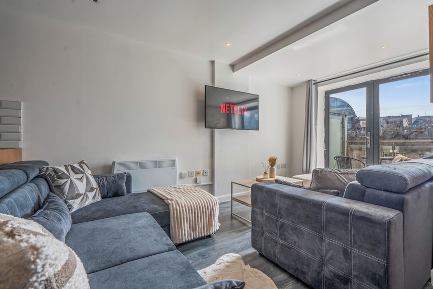 Stunning Apartment Overlooking The Victoria Centre - Sleeps 10 - Parking - Wifi - Nottingham