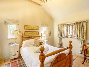 A bedroom with a wooden bed, two bedside tables, a window with curtains, and artwork on the wall. - 2 Bed in York (oc-g0154) (Ellerton)