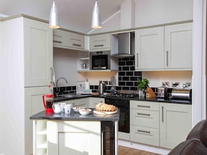 Oven, dishwasher, cookware/dishes/utensils