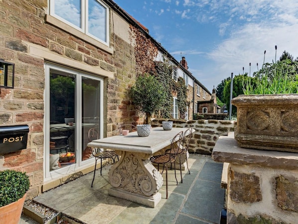 Outdoor dining - 2 Bed in Knaresborough (oc-95078) (Plompton)