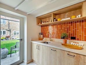 Dishwasher, highchair, cookware/dishes/utensils - 2 Bed in Knaresborough (oc-95078) (Plompton)