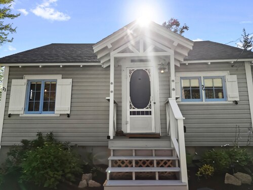 Sunset Cottage: Bayfront 3BR cottage with beach access, fire pit, WiFi, and Acadia nearby