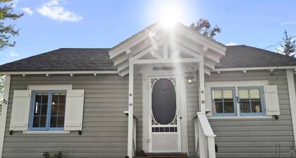 Sunset Cottage: Bayfront 3BR cottage with beach access, fire pit, WiFi, and Acadia nearby