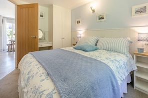 A bedroom with a bed, bedside tables, a wardrobe, and a mirror. - 2 Bed in Torpoint (oc-88478) (Downderry)