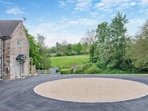 A stone building with a gravel driveway leading to a circular area. - 2 Bed in Stoke-on-trent (oc-94790) (Waterhouses)