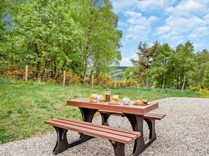 Outdoor dining - 2 Bed in Beauly (oc-95056) (Kiltarlity)