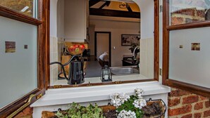 Eine Küche mit Fenster, Spüle und Wasserkocher.