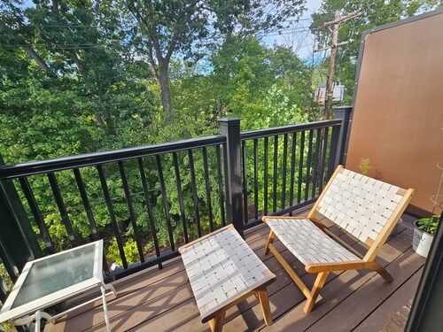 Lovely top floor 2-bedroom condo conveniently located between Boston & Cape Cod