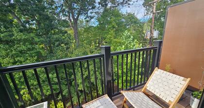 Lovely top floor 2-bedroom condo conveniently located between Boston & Cape Cod