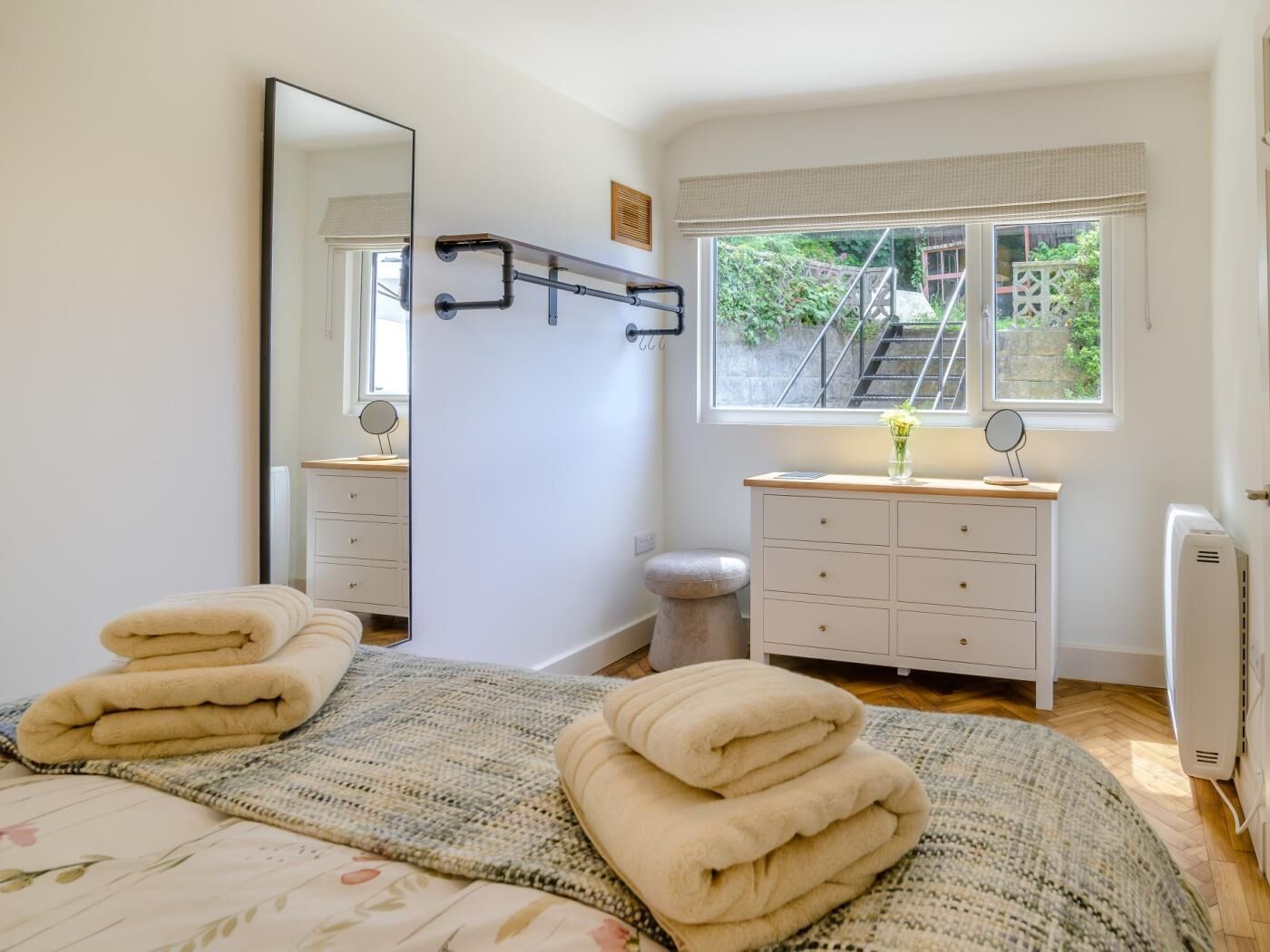 2 bedrooms, travel cot, free WiFi, bed sheets