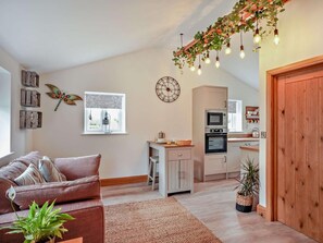 A cozy living room with a sofa, a small table, and a potted plant. - 1 Bed in Shepton Mallet (oc-94296) (Pilton)