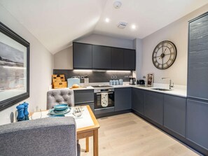 Oven, dishwasher, cookware/dishes/utensils - 1 Bed in Ulverston (oc-85910) (Backbarrow)