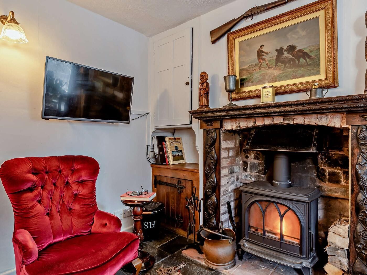Televisión y chimenea 