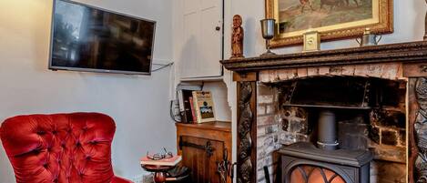 Televisión y chimenea