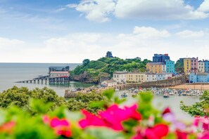 A coastal town with colorful buildings, a pier, and boats docked in the harbor. - 2 Bed in Tenby (oc-fb196) (Tenby)