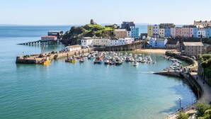 A coastal town with colorful buildings, a pier, and boats docked in the harbor. - 2 Bed in Tenby (oc-fb196) (Tenby)